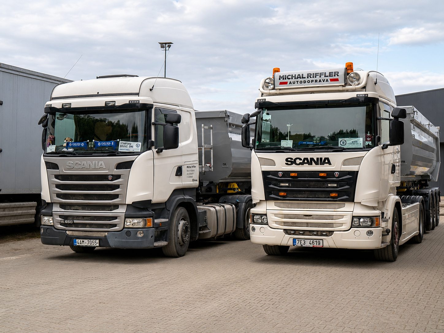 Dvojice tahačů Scania se sklápěcími návěsy