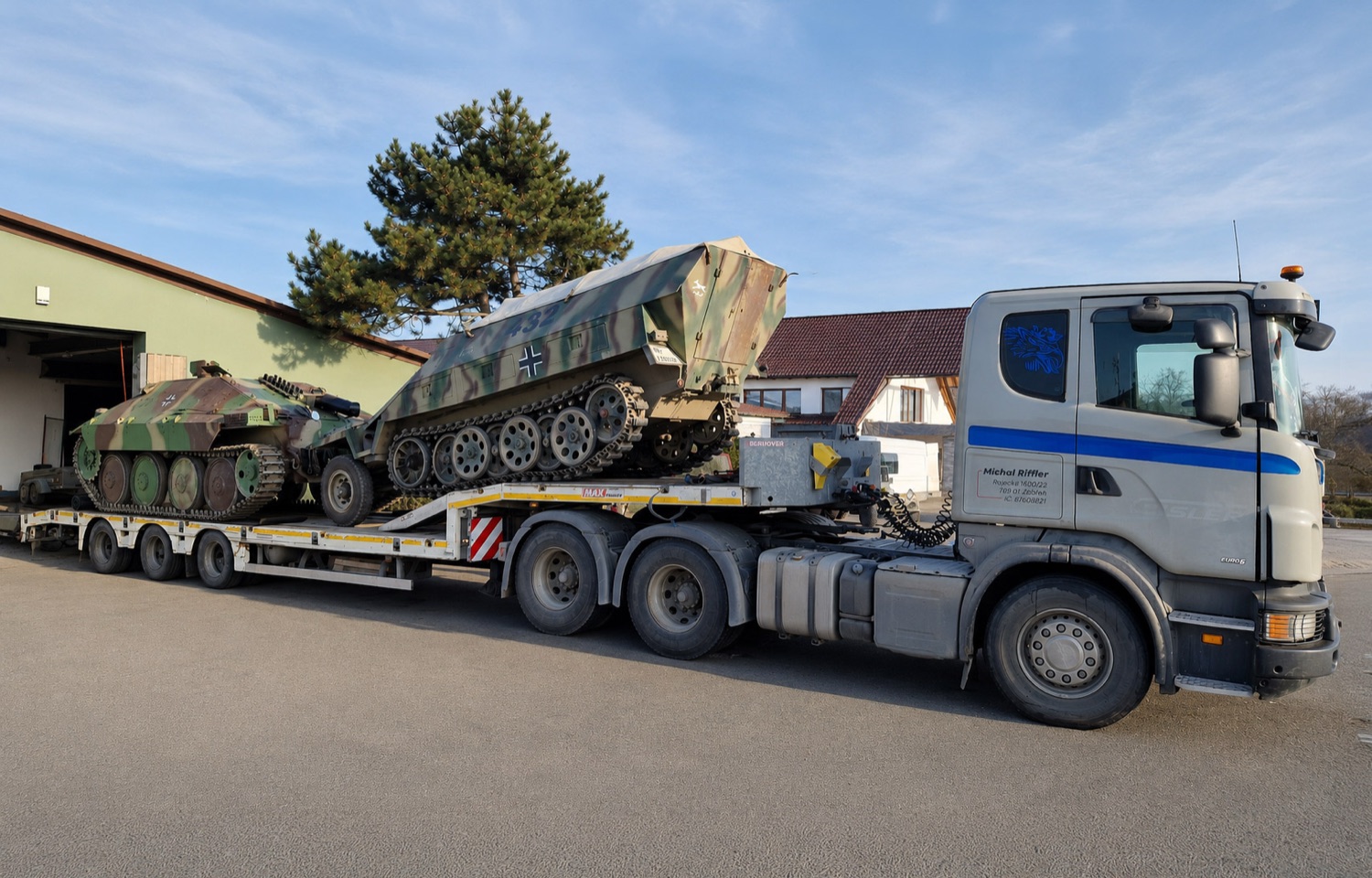 Scania s podvalníkem převáží těžkou techniku
