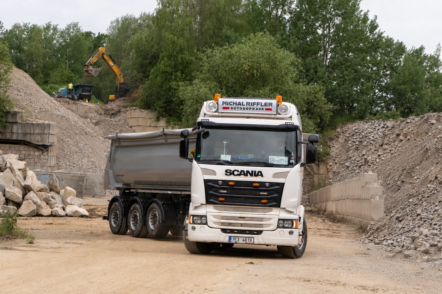 Scania sklápěč v lomu
